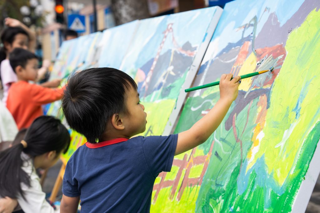 Các em nhỏ tham gia hoạt động vẽ tranh với chủ đề "Kiến tạo tương lai xanh và bền vững"