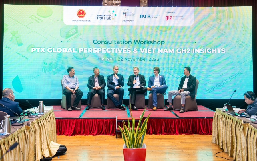 Theo ông Võ Thanh Tùng - Cố vấn năng lượng Dự án PtX Outreach của tổ chức GIZ, đây là một “bài toán” tổng thể, cần được tháo gỡ từng phần, với lộ trình cụ thể. Trong đó, Việt Nam cần có chiến lược để giảm giá thành sản xuất, từ thiết bị công nghệ, tới chi phí sản xuất điện từ năng lượng tái tạo bao gồm điện gió và điện mặt trời. Như vậy, công việc này không chỉ nằm trong các doanh nghiệp mà còn cần tới sự can thiệp của Nhà nước, giúp thúc đẩy những cơ chế hợp lý để giảm giá thành sản xuất hydrogen xanh. Cùng đó là việc chủ động thúc đẩy hợp tác quốc tế với các thị trường tiềm năng, nhằm đáp ứng các nhu cầu về hydrogen xanh từ các quốc gia có nhu cầu nhập khẩu. 