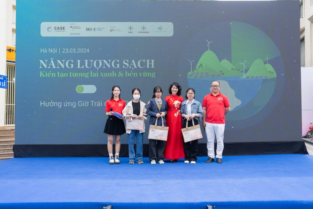 Bà Trần Thị Hồng Lan, Phó Cục trưởng Cục Phát triển công nghệ và Đổi mới sáng tạo - Bộ Khoa học Công nghệ phát biểu và giao lưu cùng khán giả.