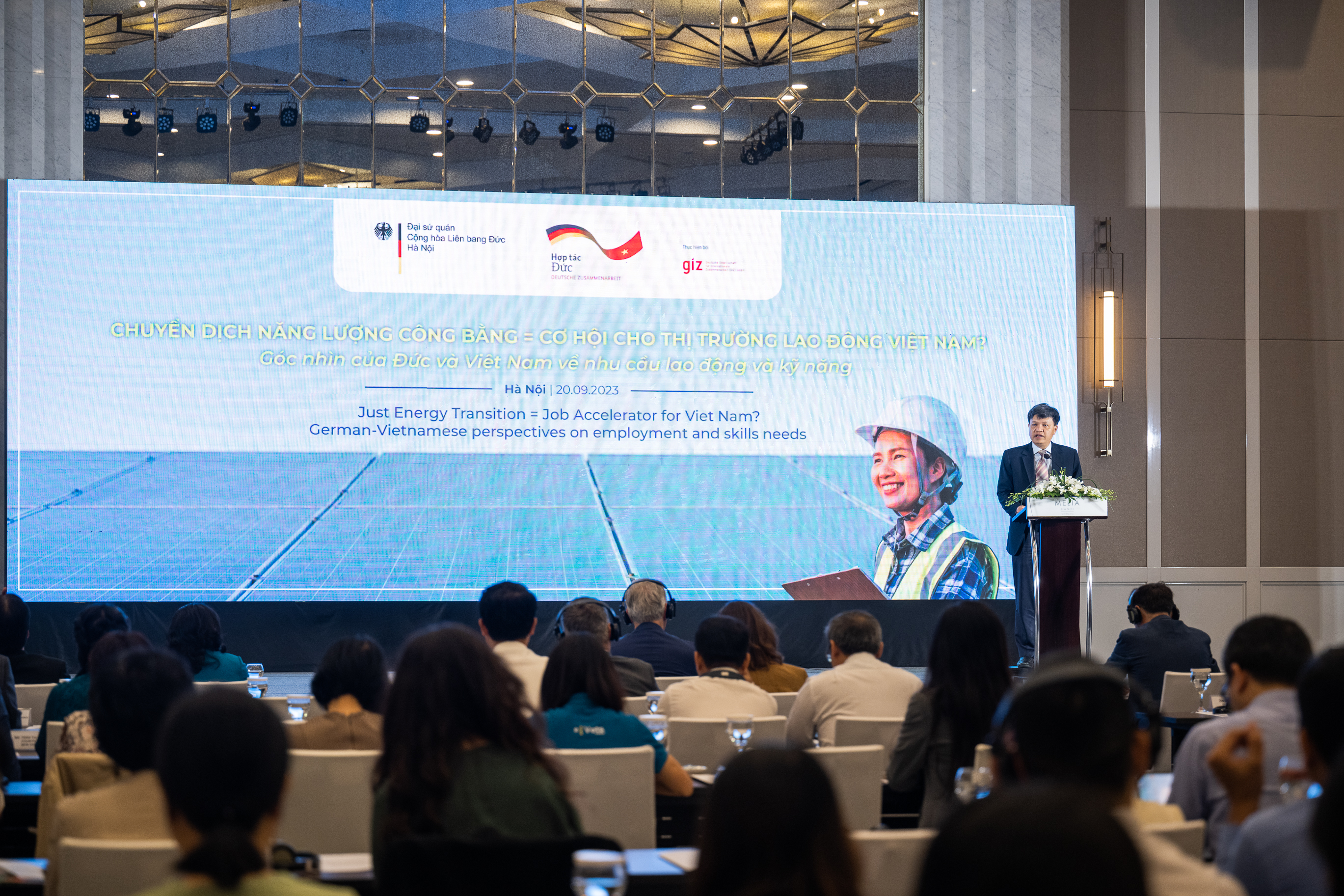 Caption: Ông Tô Đình Thi - Phó Chủ nhiệm Ủy ban Khoa học, Công nghệ và Môi trường của Quốc hội phát biểu tại hội thảo.